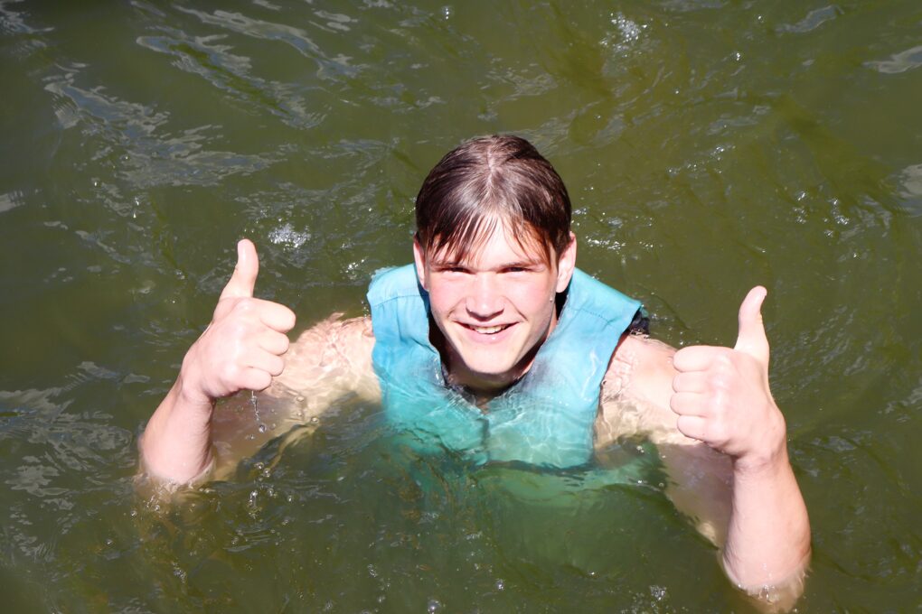 Vinnie gives the "thumbs up" sign while swimming